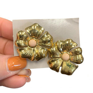 Avon Goldtone “polished blossoms” Floral clip Earrings NIB 1987